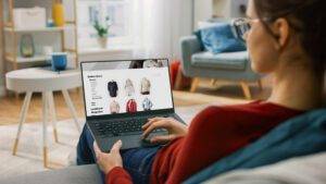 Cash-strapped Britons turn away from online shopping