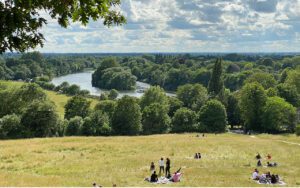 Sunniest April on record lifts UK retail sales as consumers flock to p &hellip;